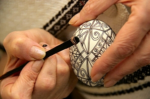 Painting eggshells in Suceava.