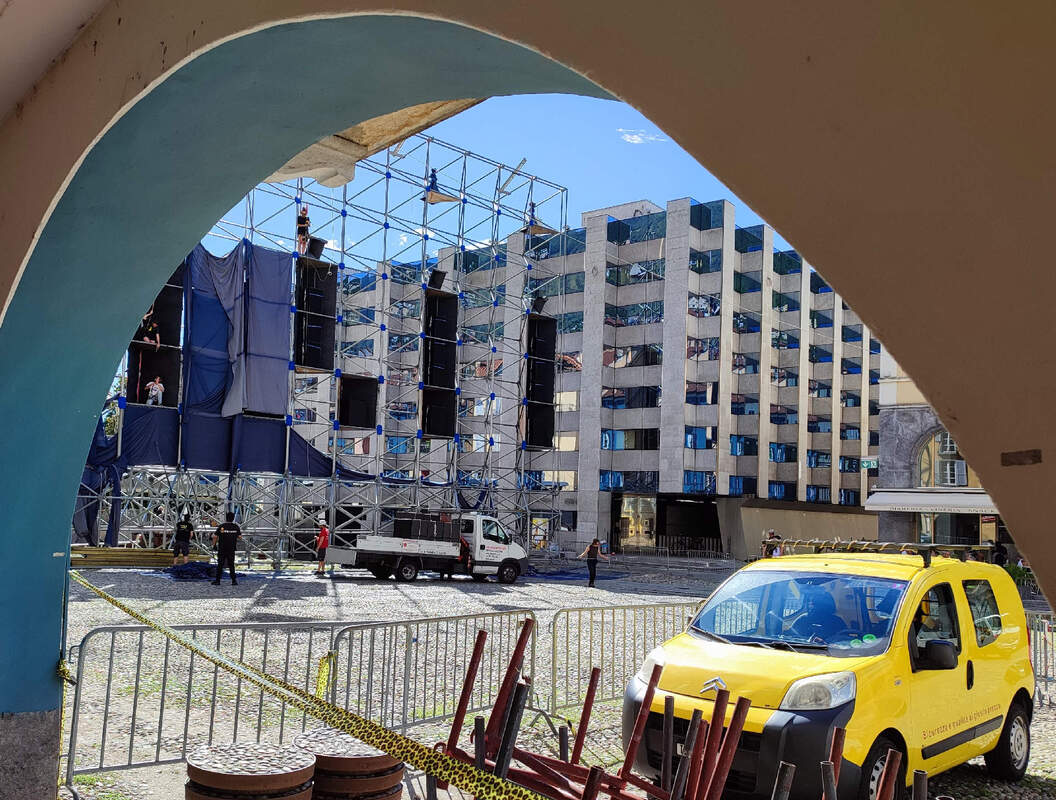 Photo of dismantling huge screen in the Piazza Grande.